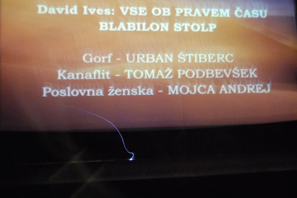 Projicirana zasedba prizora Blabilon stolp iz predstave Vse ob pravem času, gledališče MOR, 2015