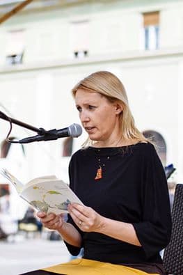 Predstavitev pesniške zbirke Dež v gugalnici – Slovenski dnevi knjige v Mariboru, Grajski trg