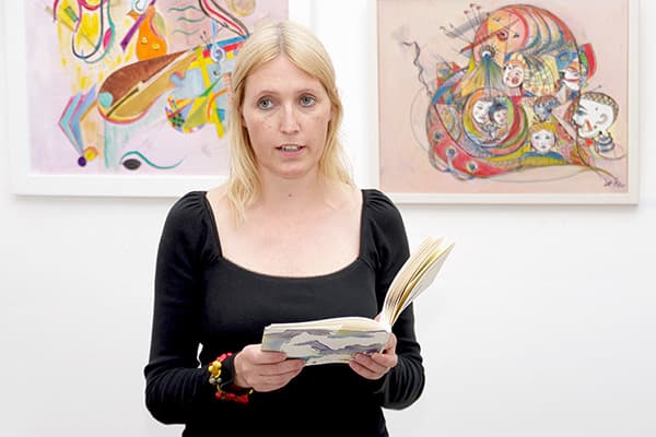 Branje iz pesniške zbirke Dež v gugalnici pred slikami na steni, Literarna hiša Maribor, 2015