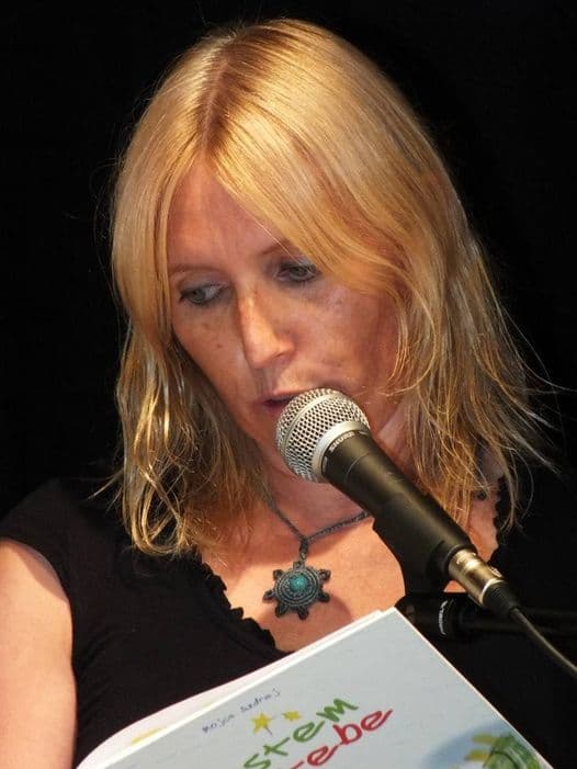 Branje iz knjige Rastem do tebe pred mikrofonom, Kulturno-gledališko društvo Reciklaža, 2015