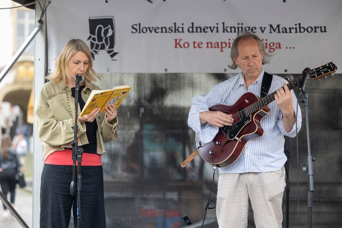 Branje ob spremljavi električne kitare na odru Slovenskih dnevov knjige v Mariboru, 2024